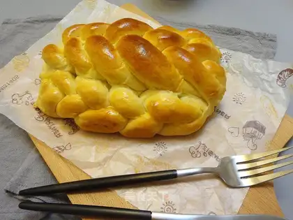 Hala bread