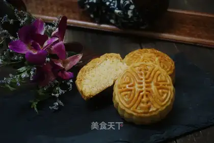 A broad coconut moon cake