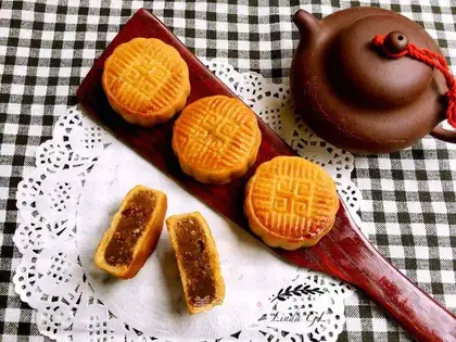 A wide veal beef mooncake