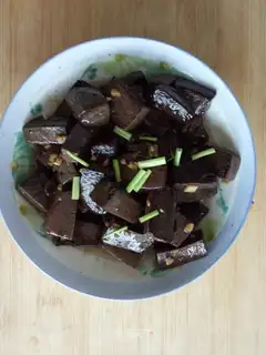 Garlic pig blood