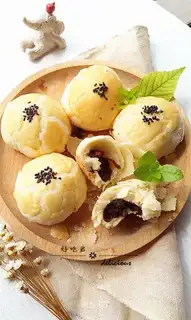 Soccer date mooncake