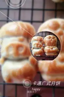 A wide moon cake