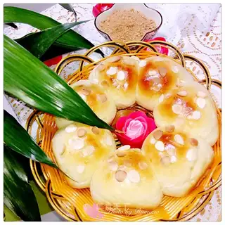 Yogurt almond buns and yogurt bean toast