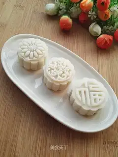 Ice white bean mooncake
