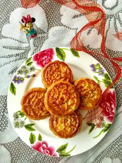 A wide corn black sesame moon cake