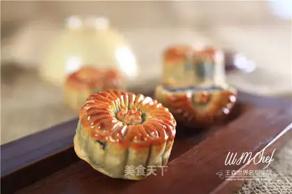 A wide moon cake
