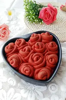 Red rose bread