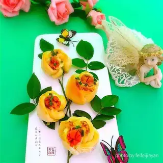 Yellow rose bread