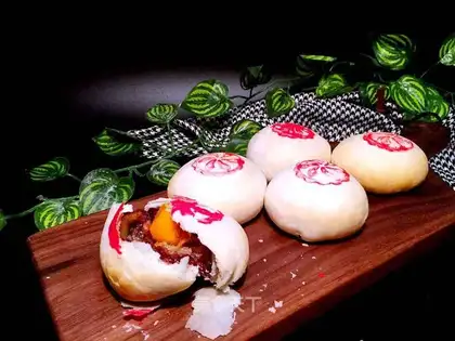 Medium moon cake