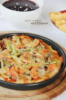 Black pepper chicken leg pizza