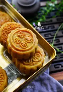 A broad double yolk moon cake