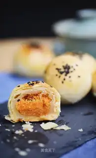 A different golden moon cake