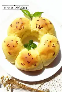 The yellow chicken squeezes bread