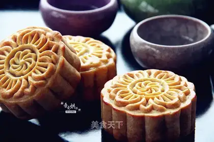 Yellow and white lunar pie