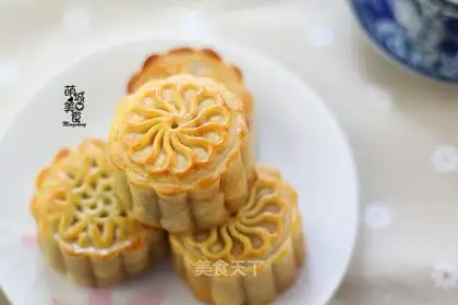 A wide moon cake
