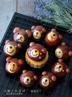 The bear's funny broad moon cake
