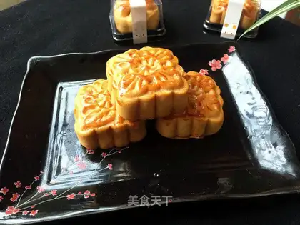 Gold and milk moon cakes