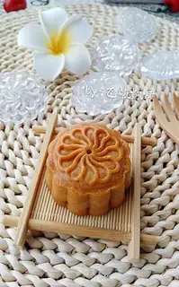 A wide-range cranberry green bean moon cake