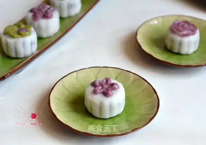 Ice-covered red bean mooncake
