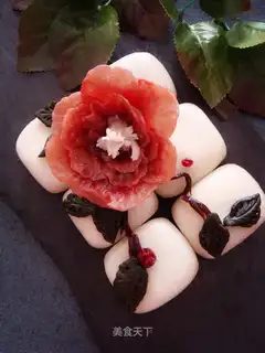 The sweet flower is a full moon