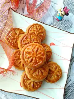 A wide-range Penang moon cake
