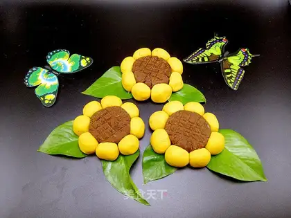 Sunflower mooncake