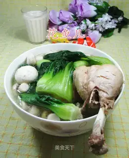 The green mushroom chicken leg soup