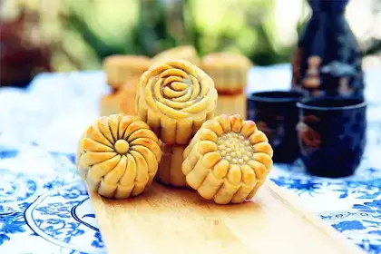 A wide moon cake