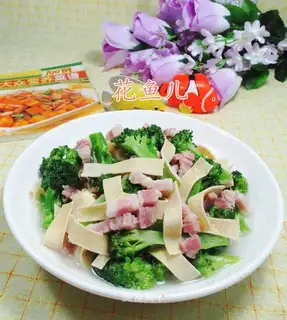 A thousand pieces of salted broccoli