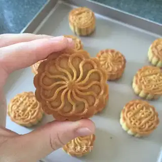 A wide moon cake