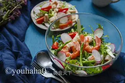 A red shrimp salad with oil and vinegar