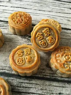 Red bean yogurt of broad moon cake