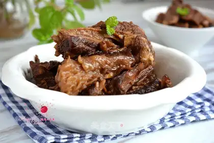 Red roasted cattle ribs