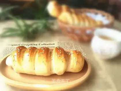 Sausage salad bread