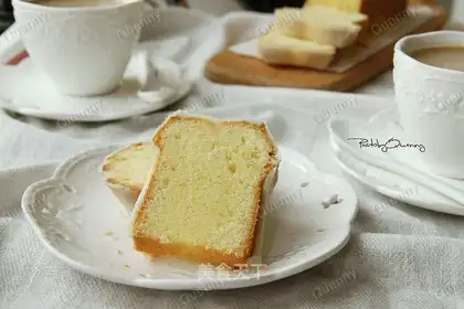 A snowy lemon pound cake