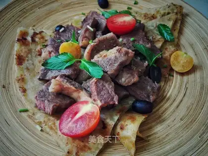 Steak with onion pancakes