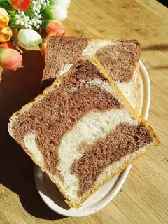 Double-coloured toast