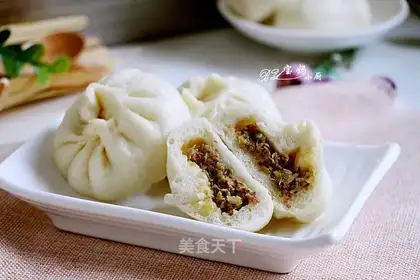Celery pork buns