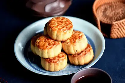 Milk moon cake