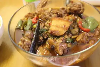 Sprayed spicy fried duck