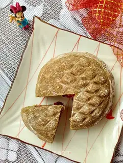 Green tea, cheese, cranberry bread