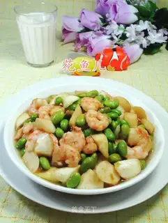 Shrimp is white and fried beans