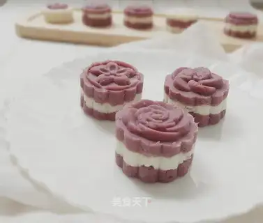 Two-coloured mountain cakes