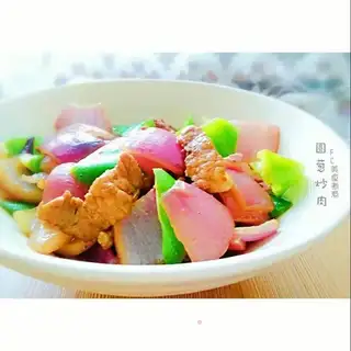 Round onion fried meat