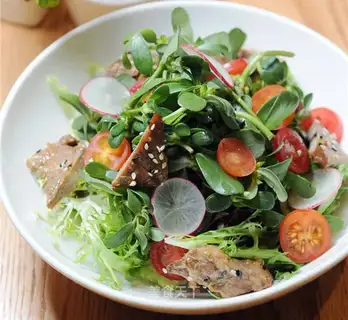 Shakiri pees on horse-stealing salad