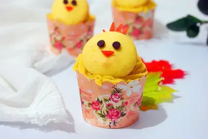 That's a cute little chicken cake