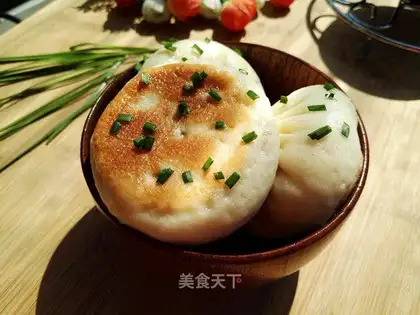 An egg and water bun