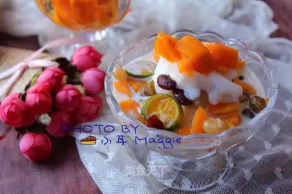 Fresh milk, fruit and ice