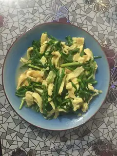 Eggs and garlic leaves