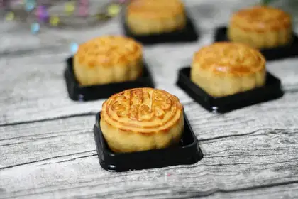A wide moon cake